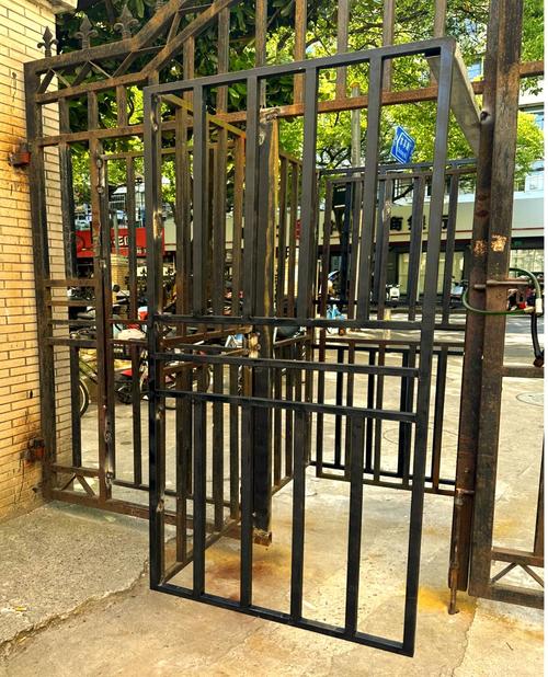 延吉新村街道旋转门改造 从“绊脚门”到“平滑门”的蜕变